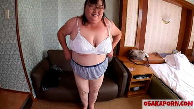 Kövér japán anyuka megmutatja hatalmas melleit és élvezi a szexjátékot. Egy 51 éves ázsiai anyuka beszél szexuális élményeiről. Yukiko zsíros MILF 1 OSAKAPORN